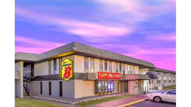 Super 8 by Wyndham Windsor/Madison North