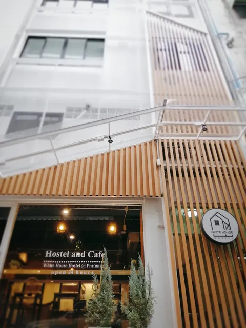 White House Hostel Pratu Nam