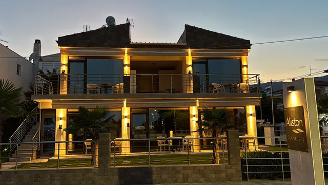 Aliston Deluxe Living