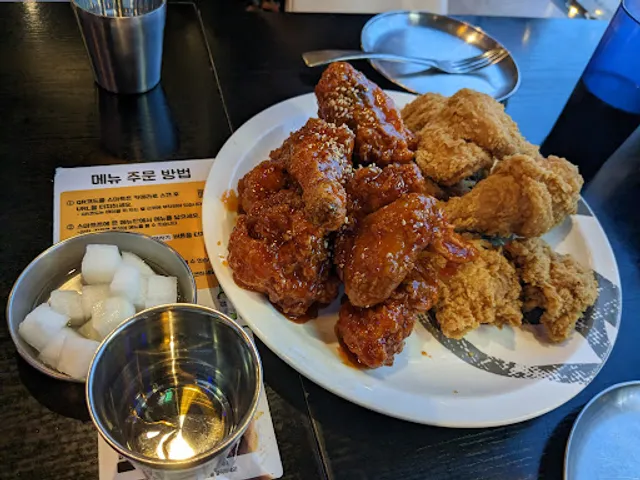 BBQ Chicken & Beer Hongdae Rodeo (BBQ 치킨 홍대로데오점)