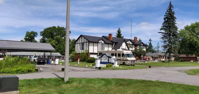 Niagara Parkway Riverview Inn