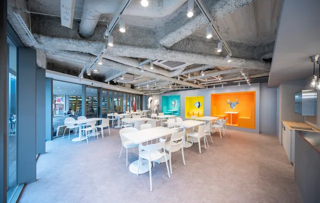 cafe どうぶつ園の横