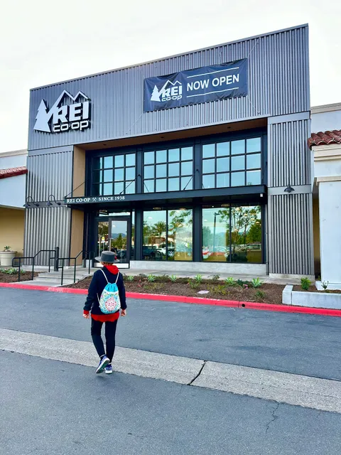 REI