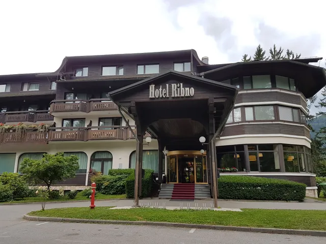 Gostišče s prenočišči pri dveh petelinih Ćosić Anto s.p.