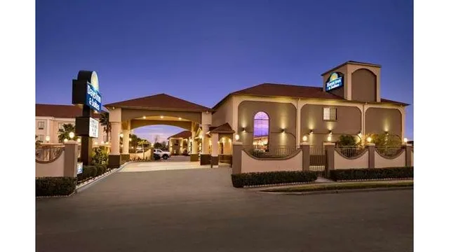 Days Inn & Suites by Wyndham Houston Hobby Airport