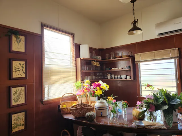 Monis botanical cafe