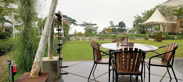 Cleverly Eatery (D'emmerick Hotel Salatiga)