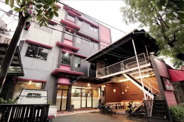 Hotel Sebelas @ Jalan Palasari Mitra RedDoorz