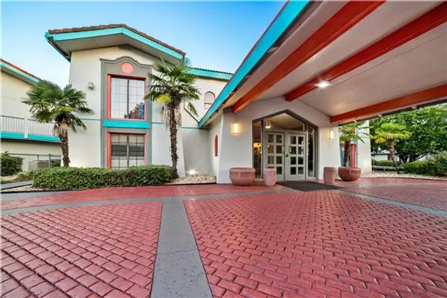 Howard Johnson by Wyndham Columbus Fort Moore