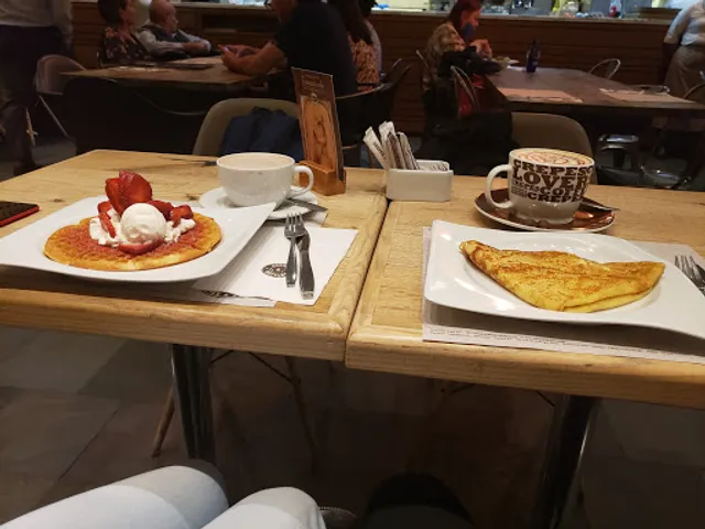 CREPES & WAFFLES