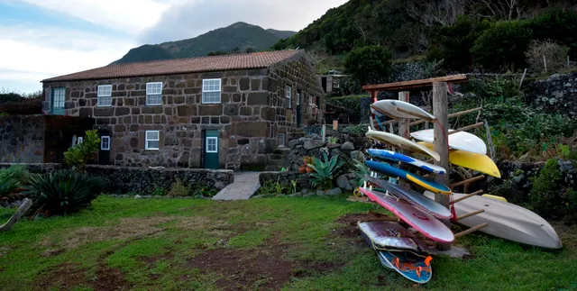 Caldeira SurfCamp & Guesthouse
