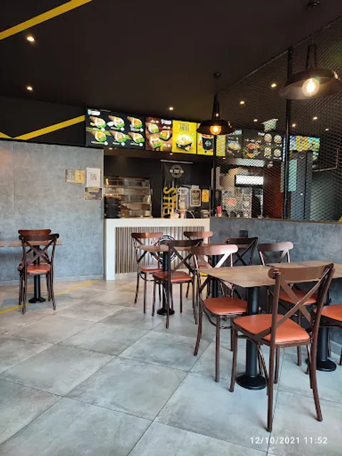 Chicken Street Marseille Naan & Fried Chicken