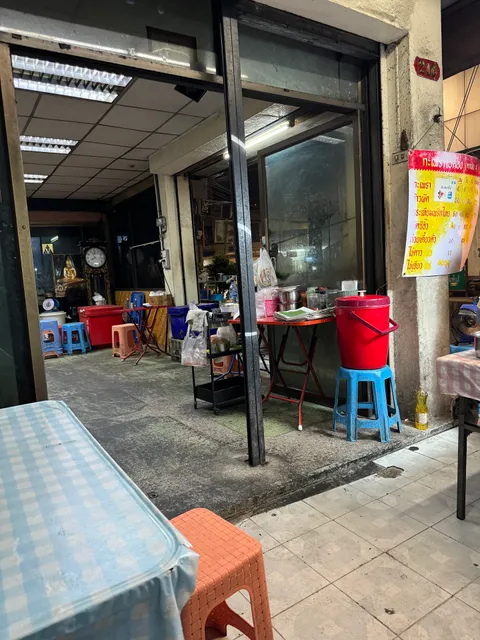 กะเพราใบตองวงเวียนใหญ่ ปากซอยตากสิน4