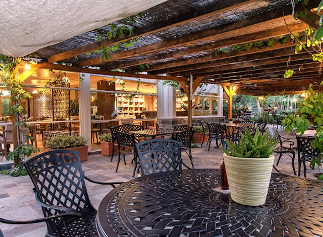 To Perivoli sti Vari Farm-to-fork Restaurant