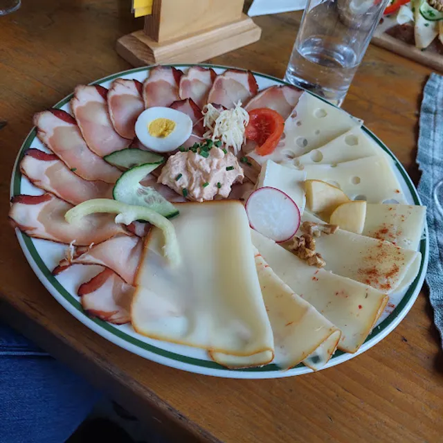 Wein- und Obsthof Heuriger Heiss