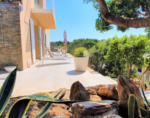 Gîte La Roche aux Mouettes:Location vacances chambre d'hôte meublée naturiste Île du Levant