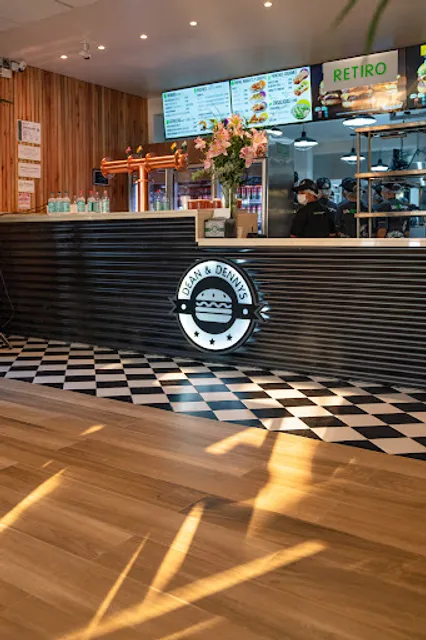 Dean & Dennys - Posadas