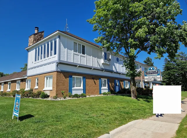 Ludington Beach House, Beachside