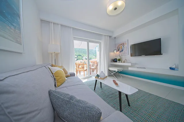 Oyster Paradise Turquoise Apartment by Franusic Boris