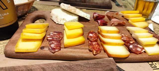 Los leños carnes asadas