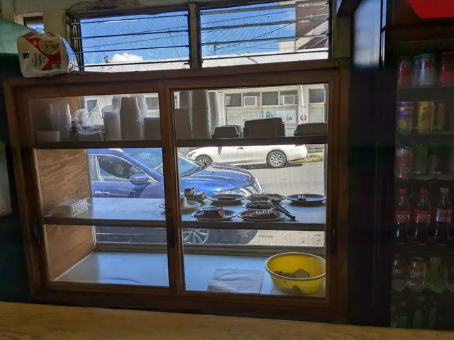 Lynn's Saimin & Cookie Shop