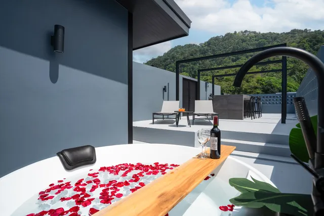 3 Double U - Kalim Sea View