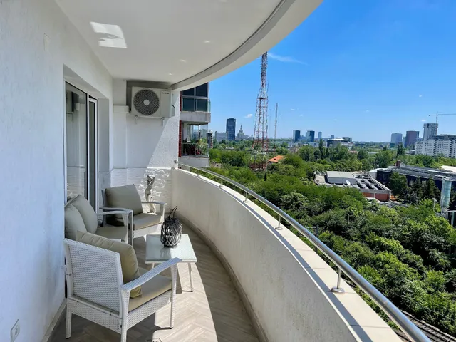 Malachite Urban Gem - Skyline Terrace Oasis