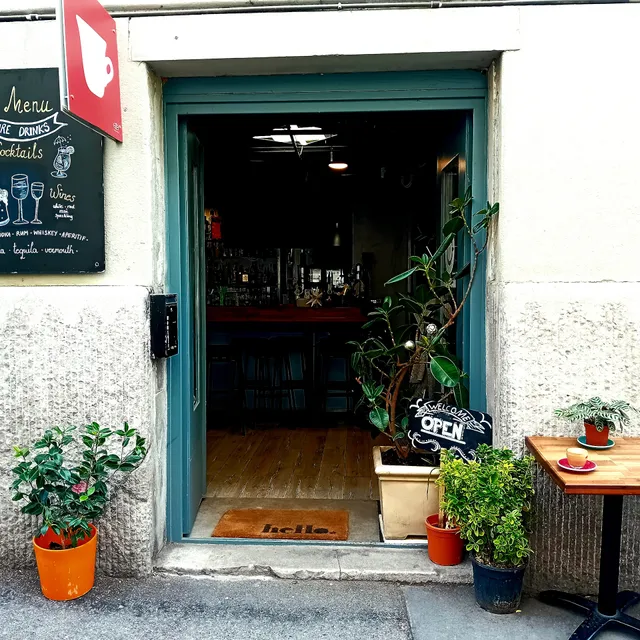 Momenti Coffee & Bar / coffee, craft beers, food, music, live sport, events