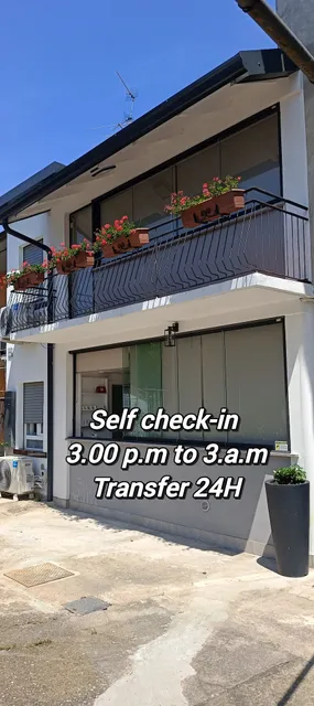 Little House Leonardo Airport