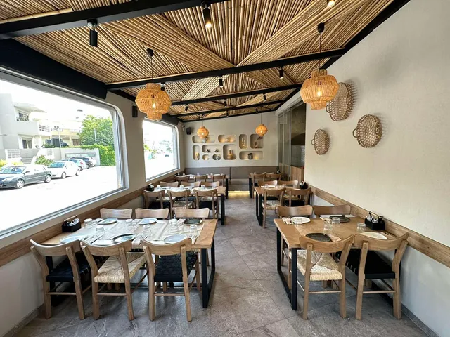 ΚΑΦΕΝΕΙΟ Η ΜΟΥΡΜΟΥΡΑ ΤΗΣ ΠΑΡΕΑΣ