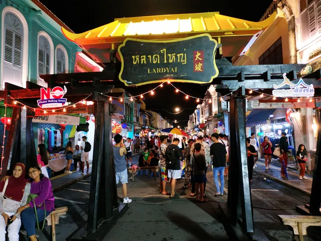 Lard Yai Sunday Night Market