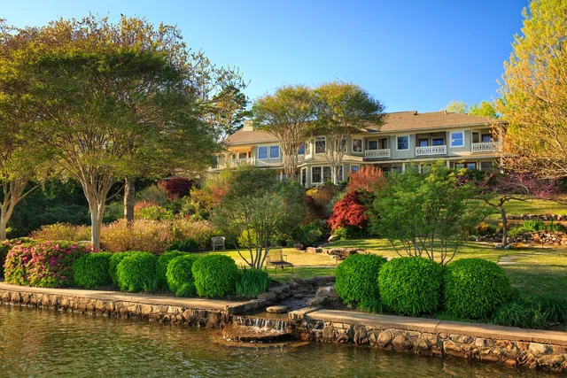 Lookout Point Lakeside Inn