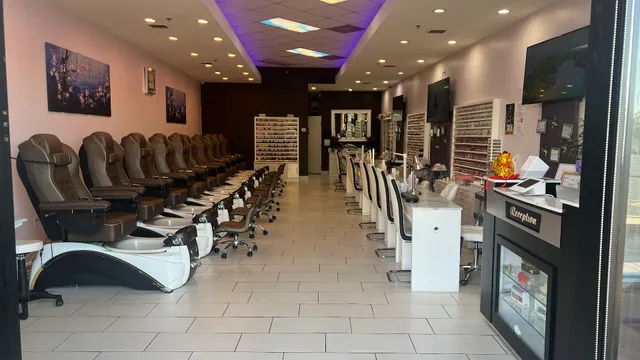 Gloss & Feathers (Nails. Lashes. Wax.)