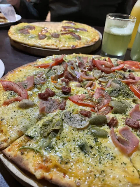 El Monarca PizzAmore (homemade wood fired pizza/ pizza artesanal a leña)