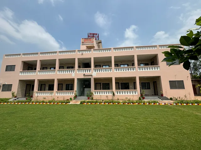 Srila Bhaktipad Nikunj Ashram
