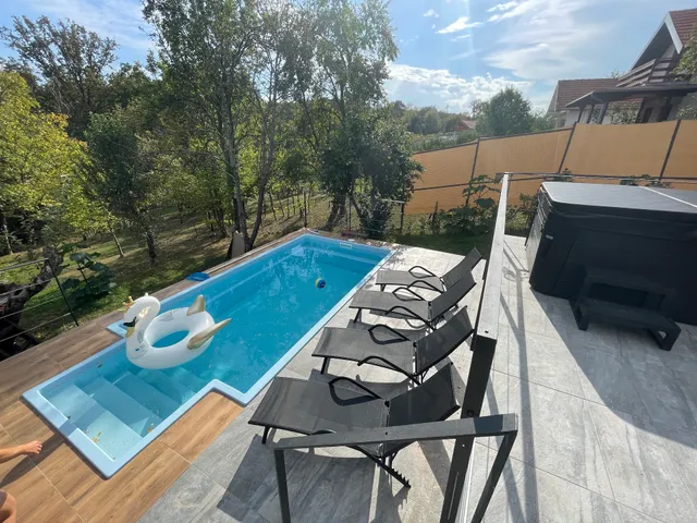 SANTO kuca za odmor s jakuzijem i bazenom