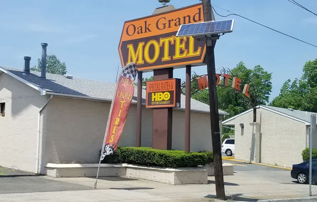 Oak Grand Motel