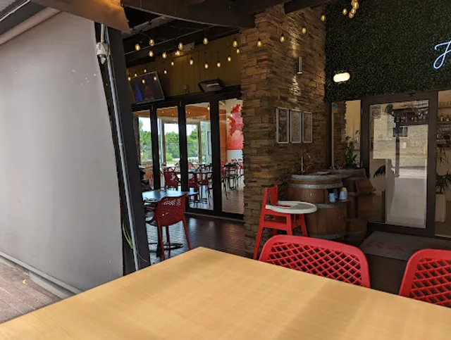 Flametrees Restaurant, Cafe & Bar