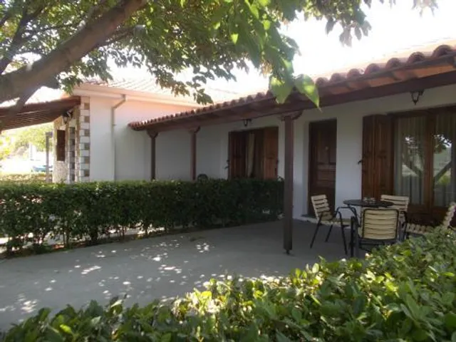 Leonidas Bungalows