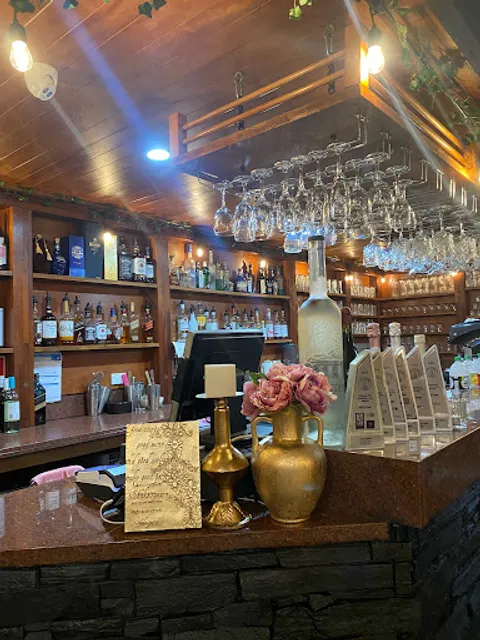 Itza Mezza Bar & Grill