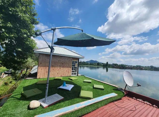 New Buckingham Palace Heritage Houseboat