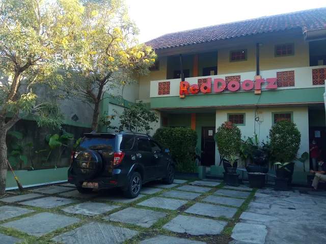RedDoorz near Solo Balapan Station 2