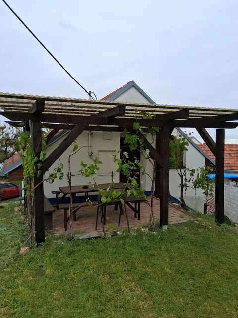 VINNÝ SKLÍPEK S UBYTOVÁNÍM U OSTŘÍŽĶŮ