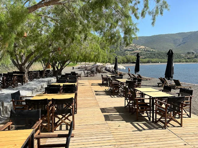 Longgar Beach Bar Charamida