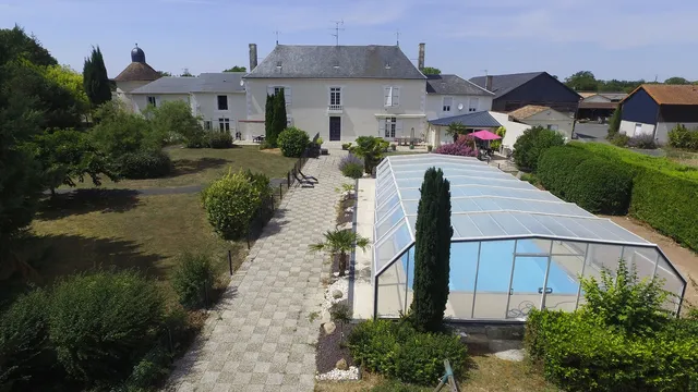 Domaine de la Fuie: Gîte proche Futuroscope, Chambre d'hôtes Futuroscope, avec piscine et table d'hôtes, proche Poitiers