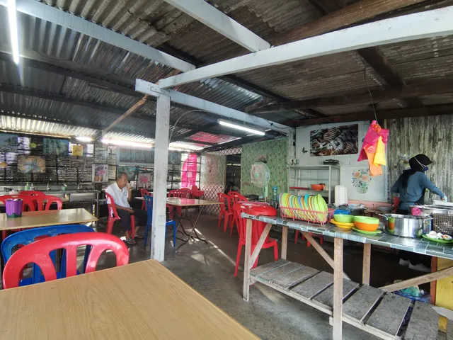 Kedai Makan Pagi (Nasi Lemak Sambal Hitam)