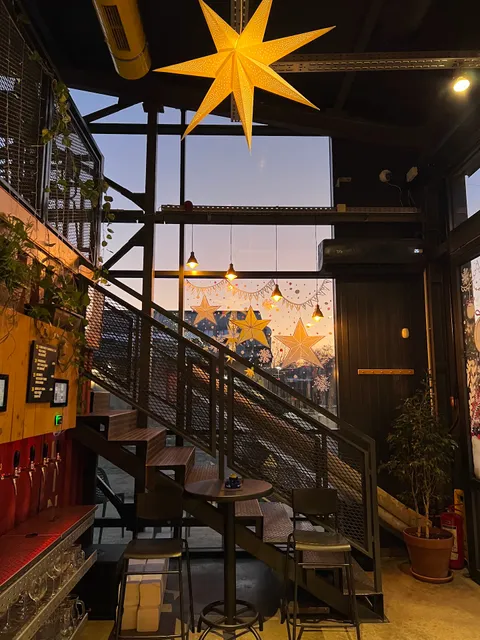 Del Toros Burgeri Draft Bar