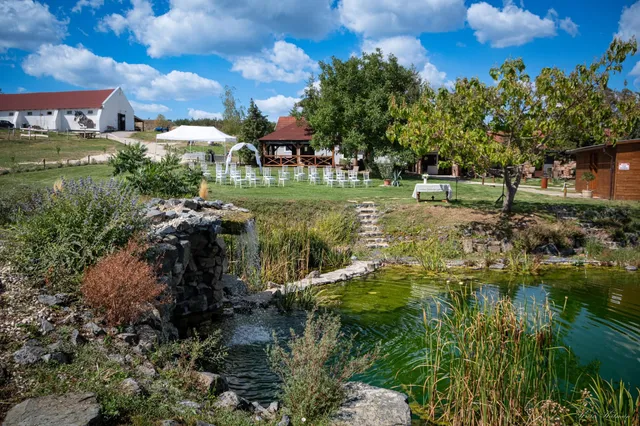 Tenger-szem Panzió, Rendezvényház, Lovarda és Borbár