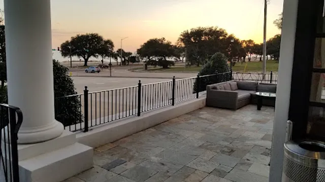 Cora’s Restaurant & Bar in The White House Hotel