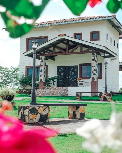 Country Hill Las Lajas